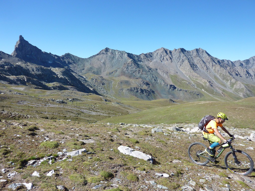 Montée en direction du Col de Chamoussière. A gauche la Tête des Toillies