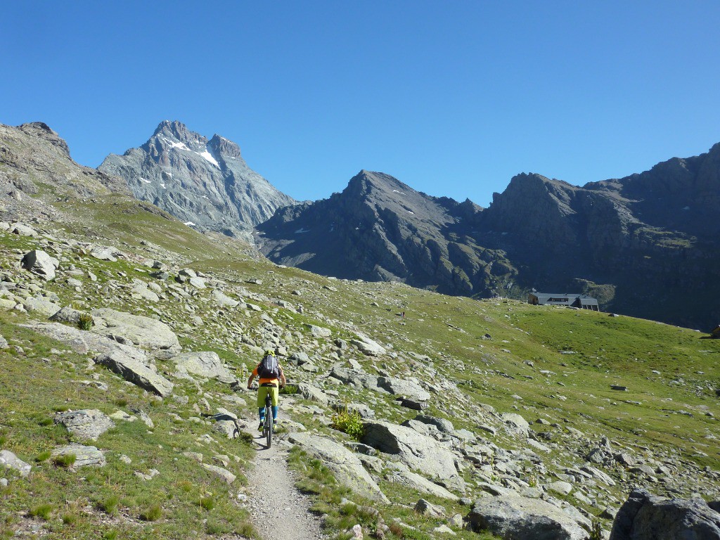#21 arrivée au refuge du Viso, court passage roulant. arrivée au refuge du Viso, court passage roulant.