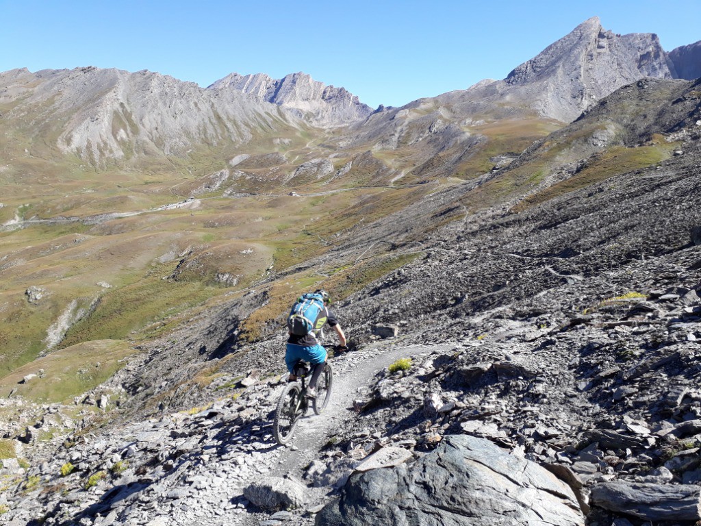 Descente du col de Chamoussière sur le refuge Agnel