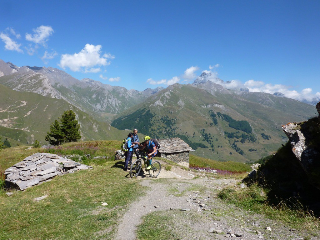 A mi pente, un des très rares passages roulables... En arrière plan la descente du matin (vallon de Soustra)