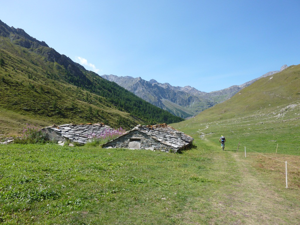 Vallon de Soustra avant d'arriver à Chianale. Au loin droit devant l'ascension de l'après midi et le Col Longet