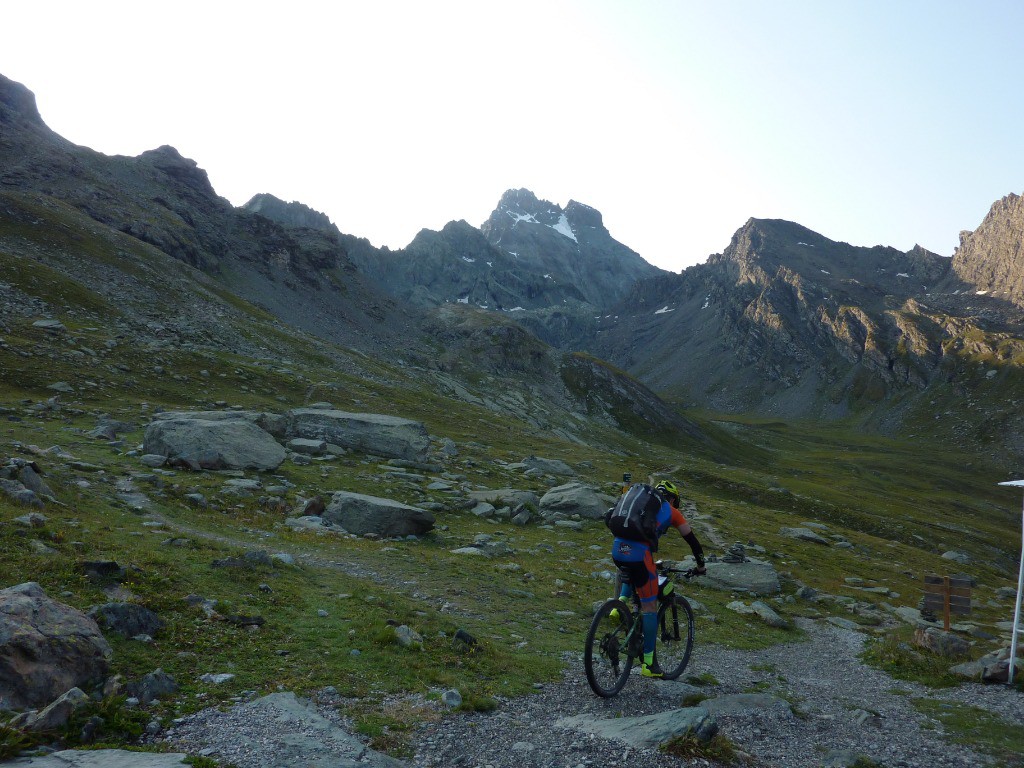 Départ du refuge du Viso. 1er objectif droit devant : le col de Valante permettant de basculer au pied du Viso en Italie.