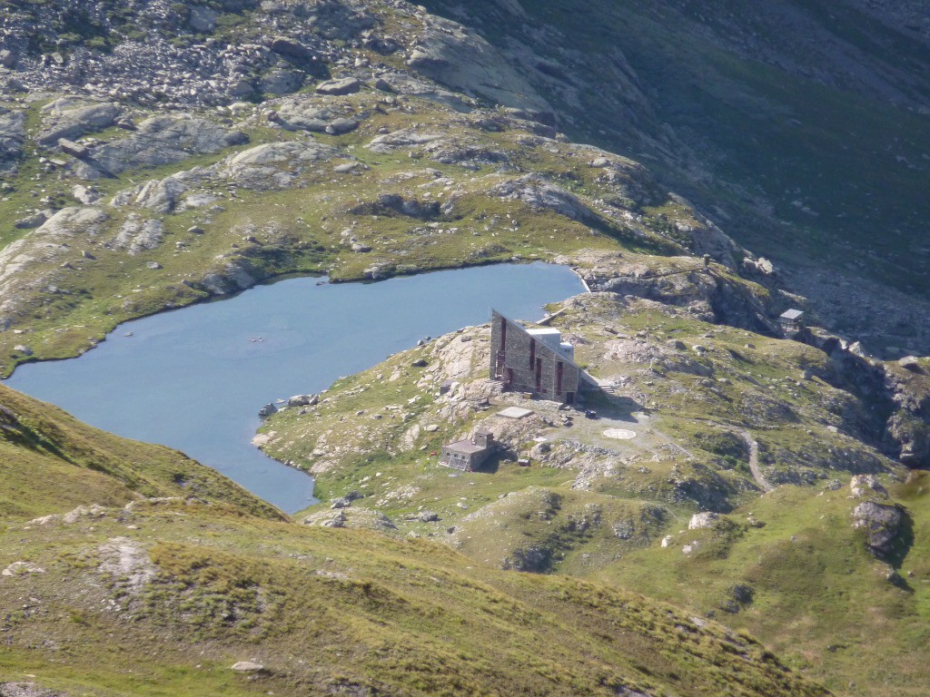 Lac et refuge de Vallante au pied du Viso