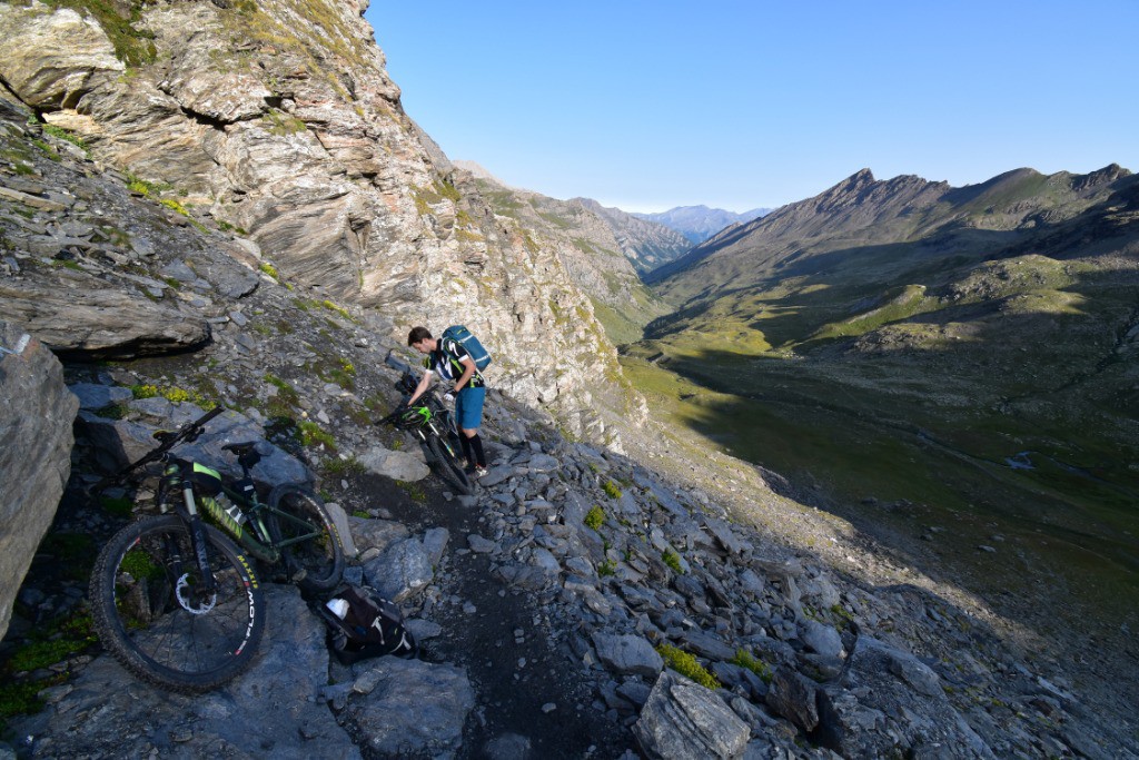 A mi pente du portage pour monter au Col Vallante. Au loin le refuge du Viso.