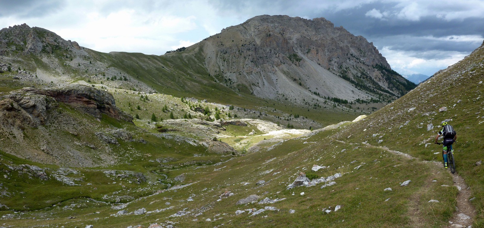 #16 Altitude 2200m dans la descente. Sous le col de la Coulette à gauche, permettant d Altitude 2200m dans la descente. Sous le col de la Coulette à gauche, permettant d'accéder à Vars.