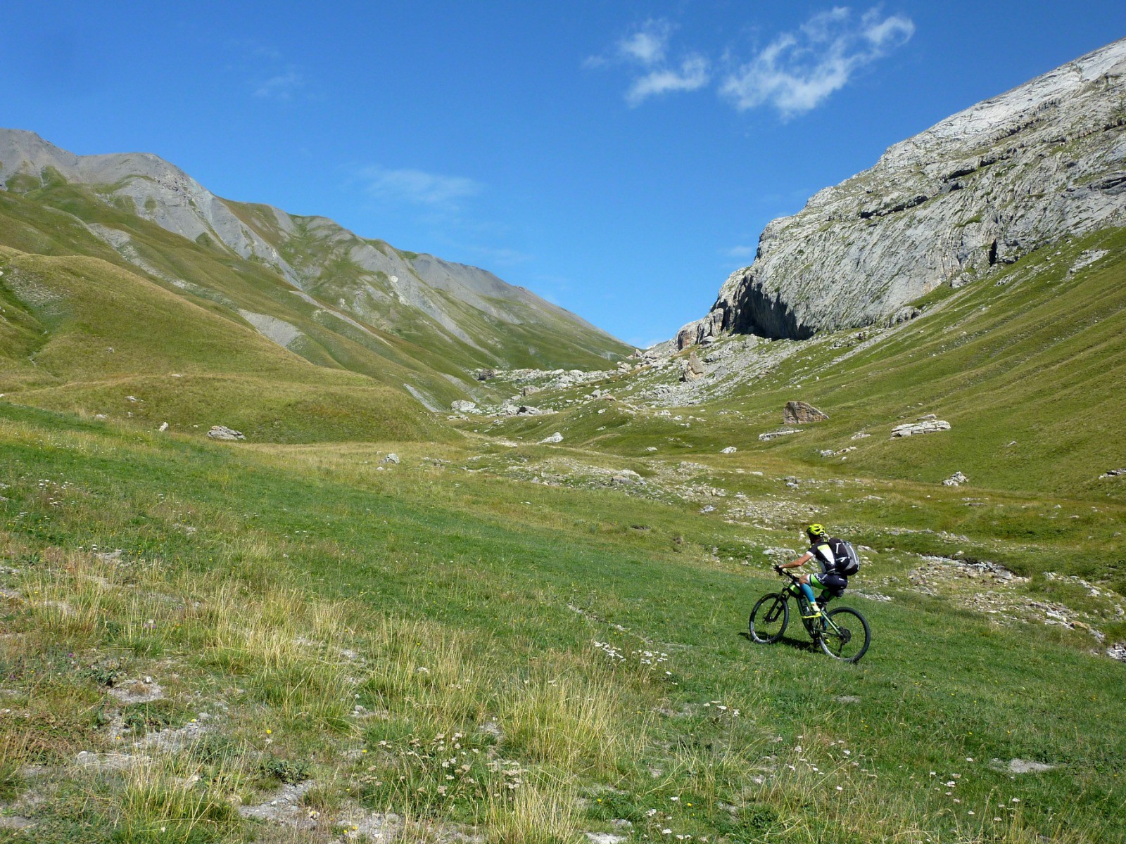 #10 Passé la cabane sous le Rocher, cote 2200m, le profil devient plus agréable avec un single serpentant dans les alpages. Passé la cabane sous le Rocher, cote 2200m, le profil devient plus agréable avec un single serpentant dans les alpages.