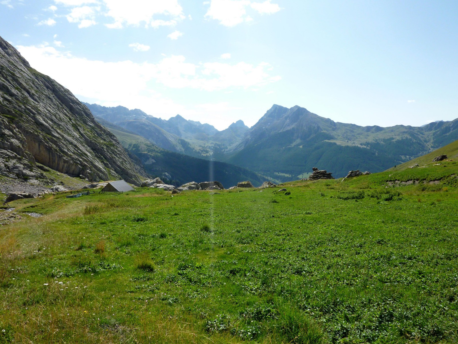 #9 Cote 2200m, cabane sous le Rocher. Au loin le massif du Chambeyron, un prochain objectif de sorties vtt. Cote 2200m, cabane sous le Rocher. Au loin le massif du Chambeyron, un prochain objectif de sorties vtt.