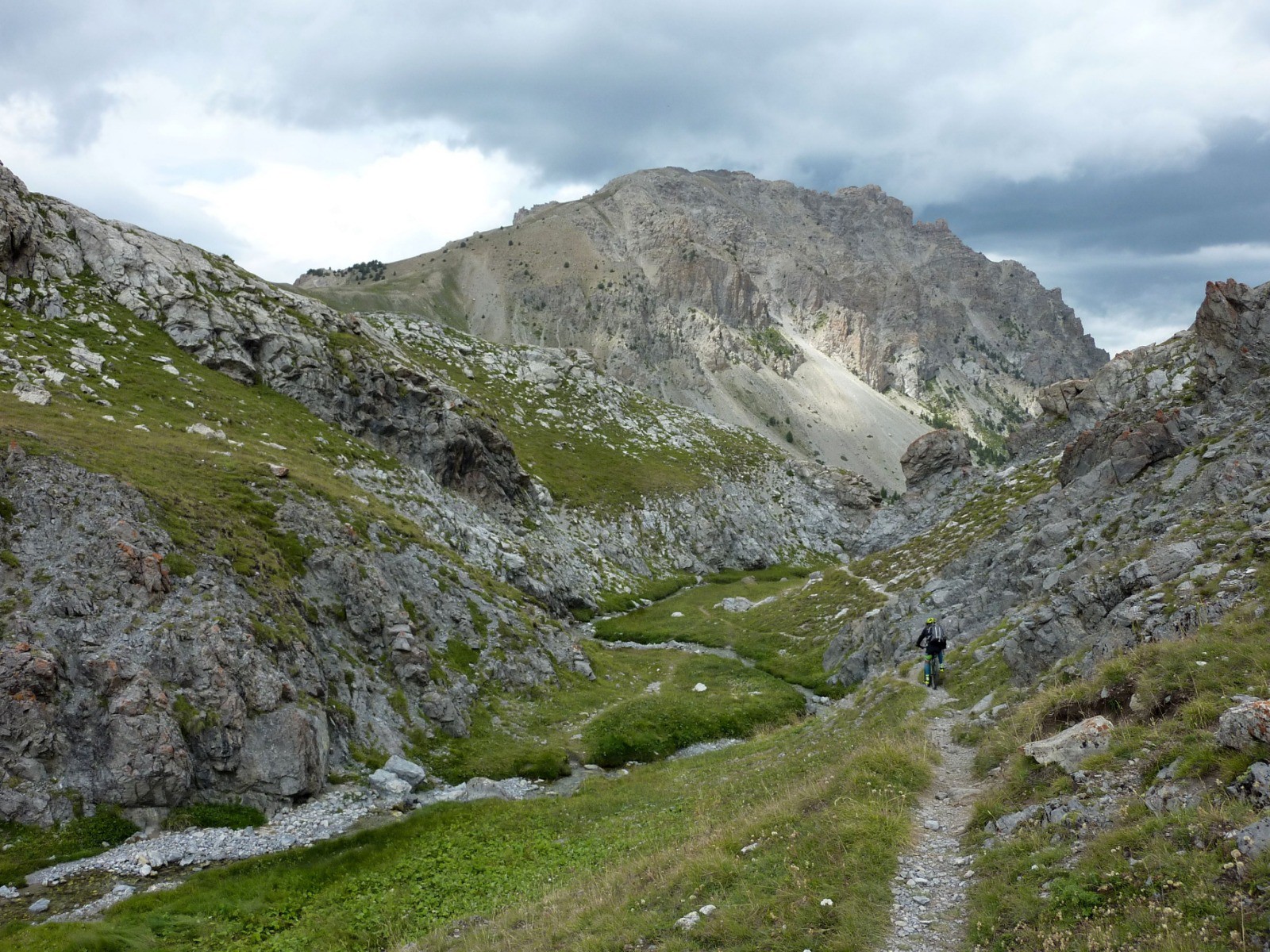 #15 Altitude 2200m dans la descente. Sous le col de la Coulette à gauche, permettant d Altitude 2200m dans la descente. Sous le col de la Coulette à gauche, permettant d'accéder à Vars.