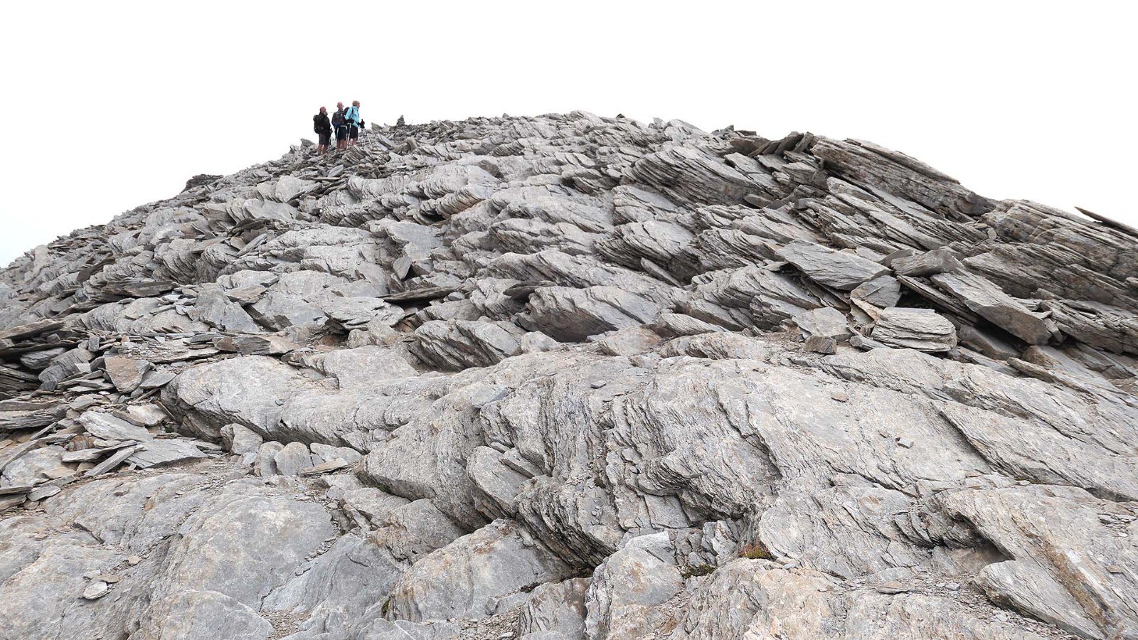 la descente débute dans un système de roches "moutonnées", fracturées et cassantes (roulable en prenant les bonnes lignes) 