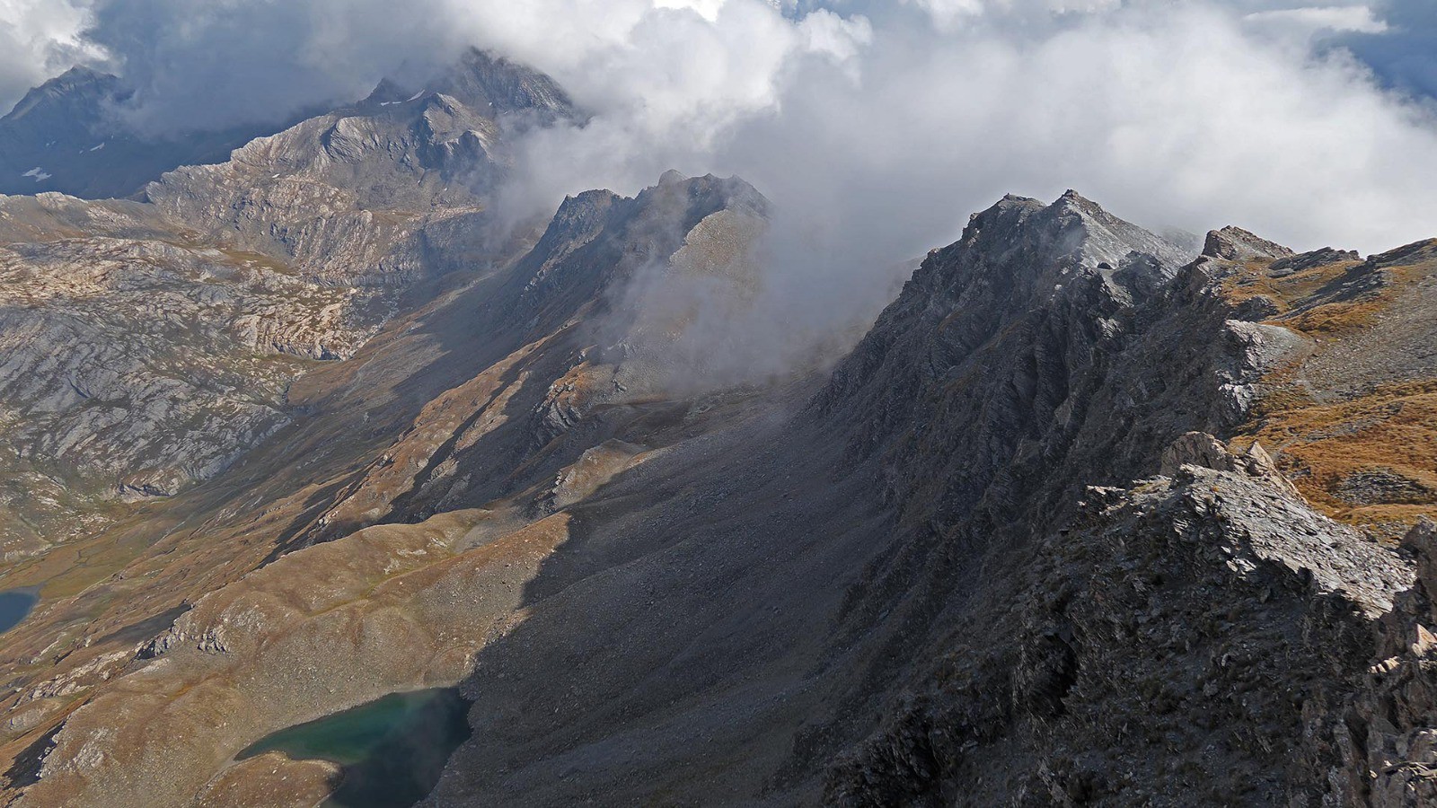 depuis le sommet du Foréant ; à droite les crêtes qui mènent au col de l'Eychassier