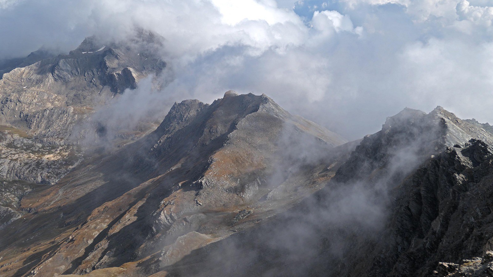 depuis le sommet du Foréant ; à droite les crêtes qui mènent au col de l'Eychassier