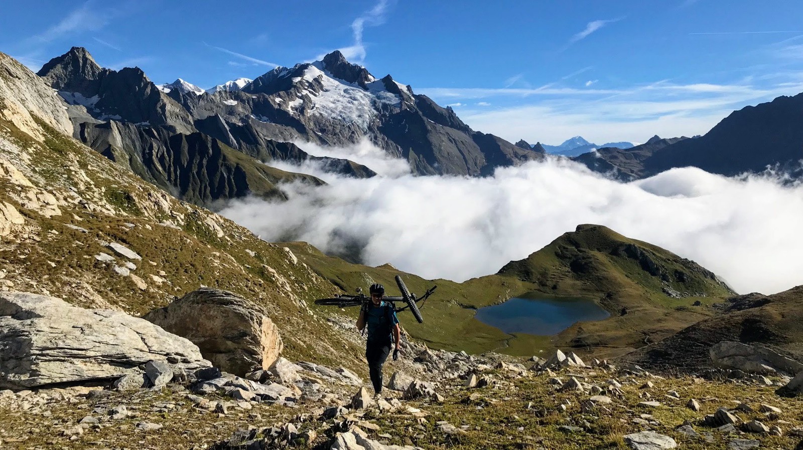 #13 Jour 2 : au dessus du lac de Mya, sur fond d Jour 2 : au dessus du lac de Mya, sur fond d'Aiguille des Glaciers