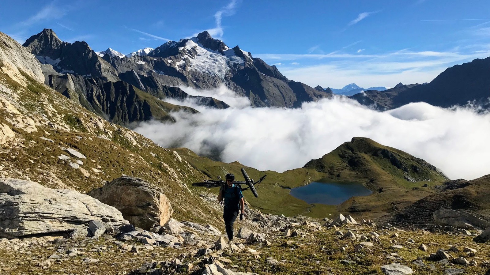 Jour 2 : au dessus du lac de Mya, sur fond d'Aiguille des Glaciers