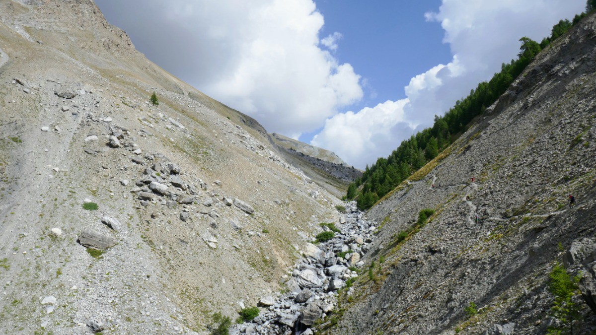 L'orage gonfle dans le ravin de la Scaletta