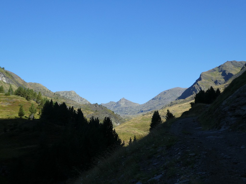 Montée sur la piste des mines de Liat