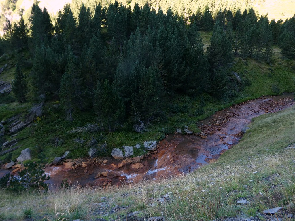 Rivière ferrugineuse en montant vers les mines de Liat