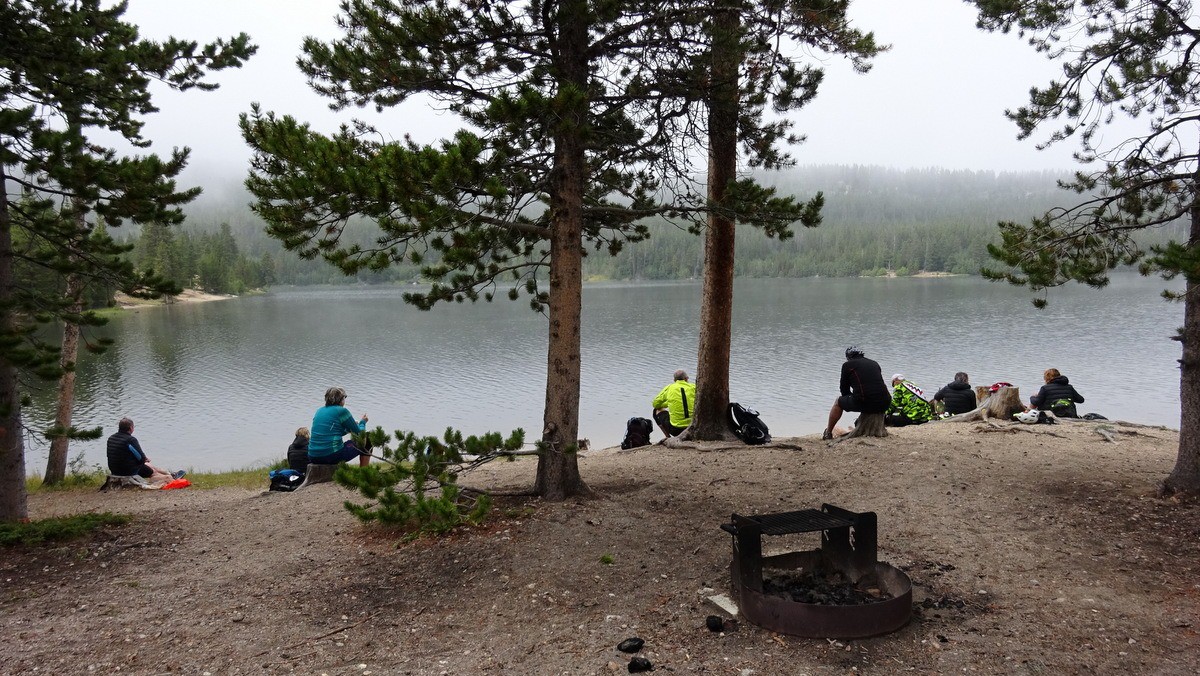 pause repas au bord du lac