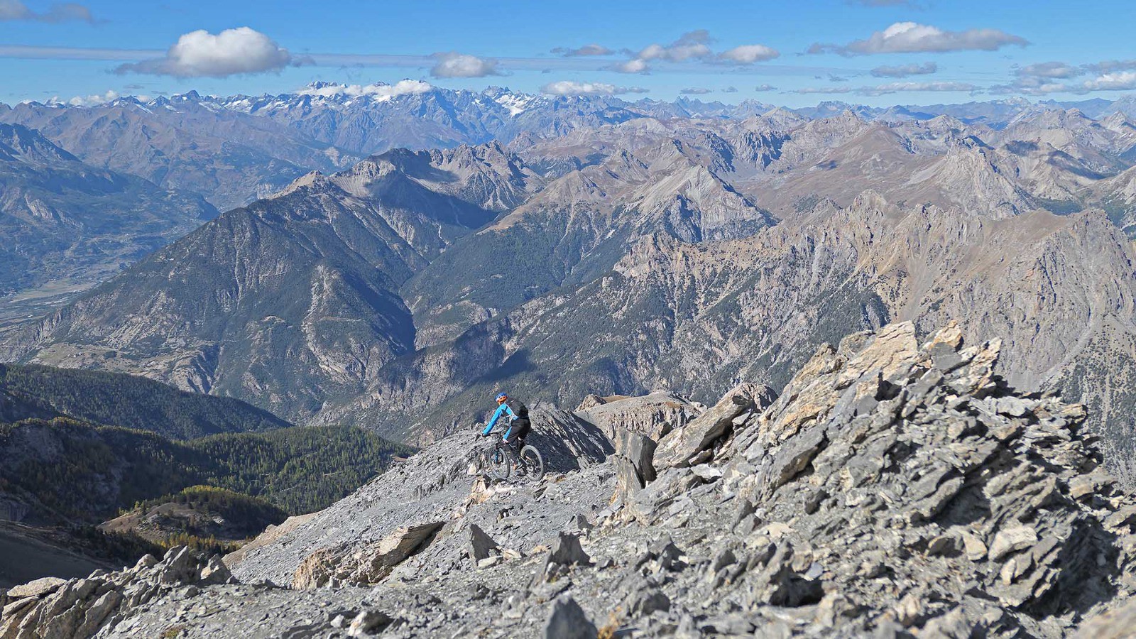 Sur la crête sommitale