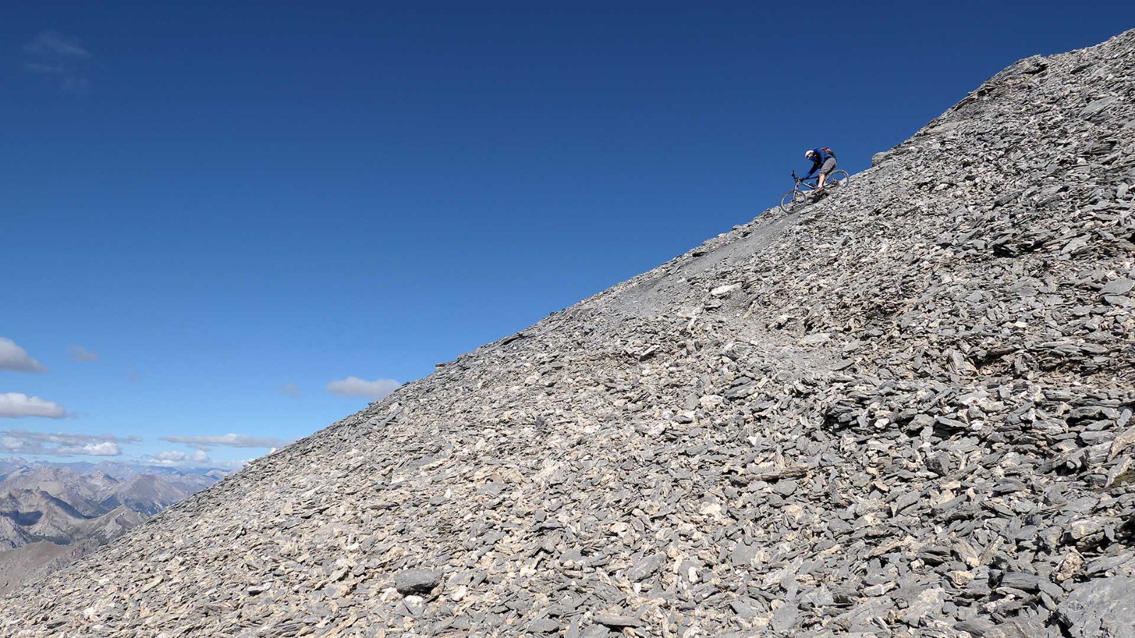 Sous la crête sommitale