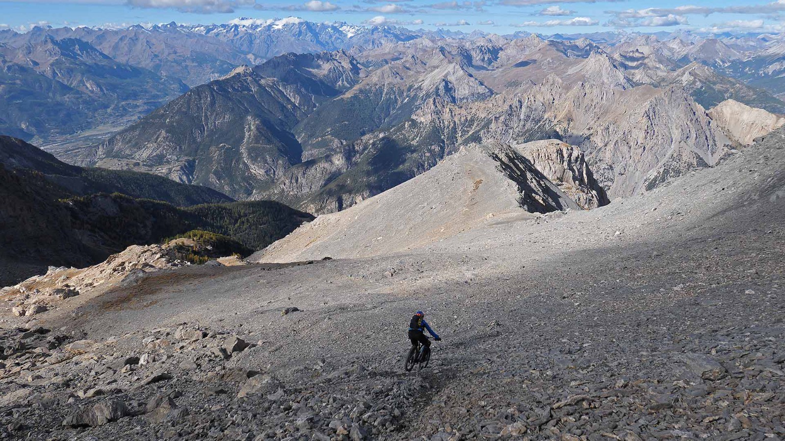 Sous la crête sommitale