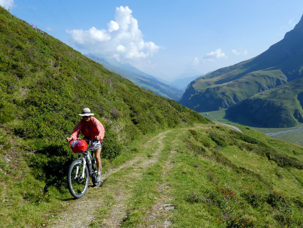 Montée au Tomul pass