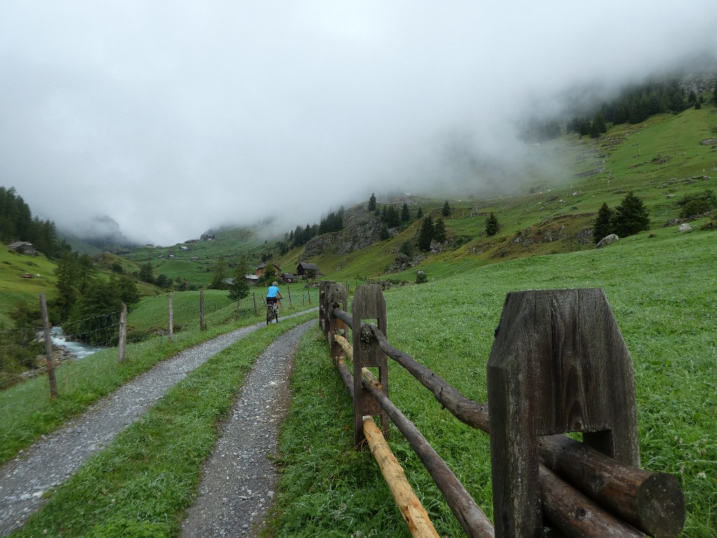 Montée au Susten pass dans le brouillard et loin de la route goudronnée