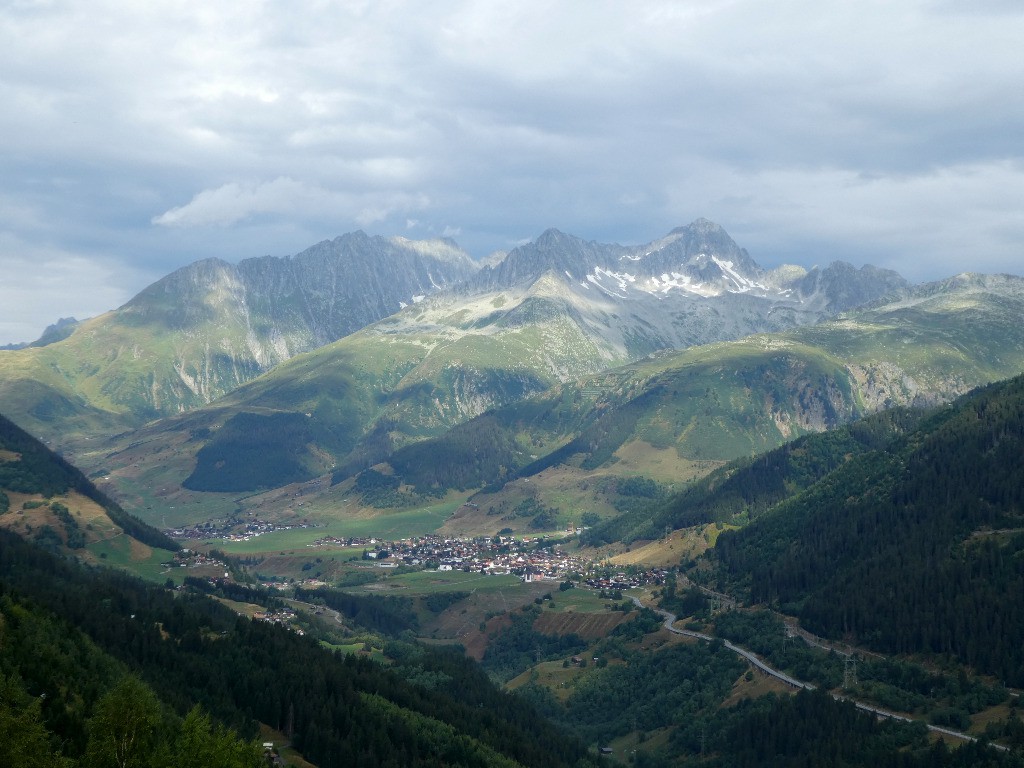 Descente vers Sedrun, haute vallée du Rhin