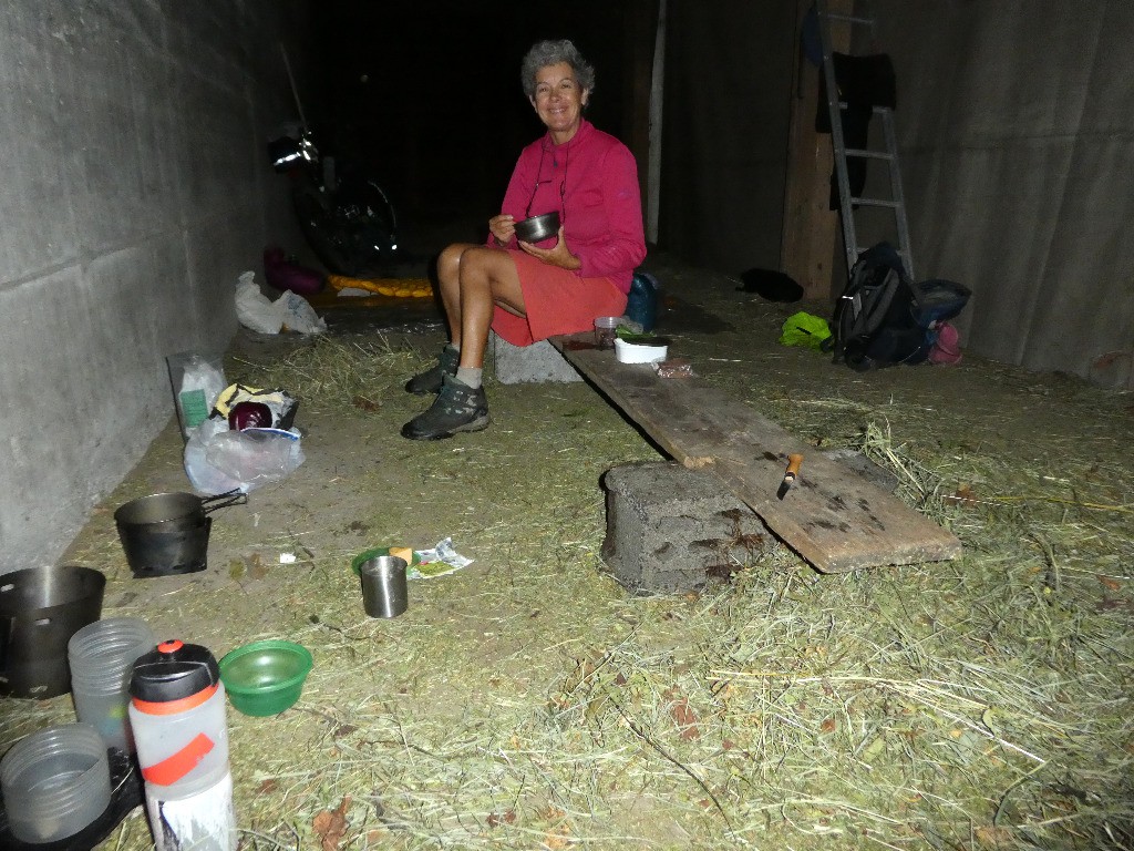 Bivouac dans une grange au pied du Susten pass, après la douche chez l'habitant.