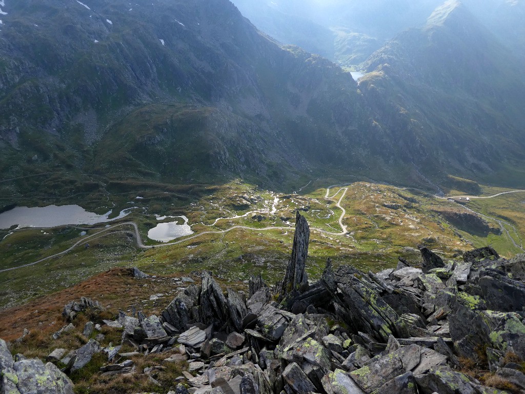 Petit sommet apéritif avant la soupe à Maighels Hutte; en haut à droite, le lac qui sert de source "officielle" du Rhin