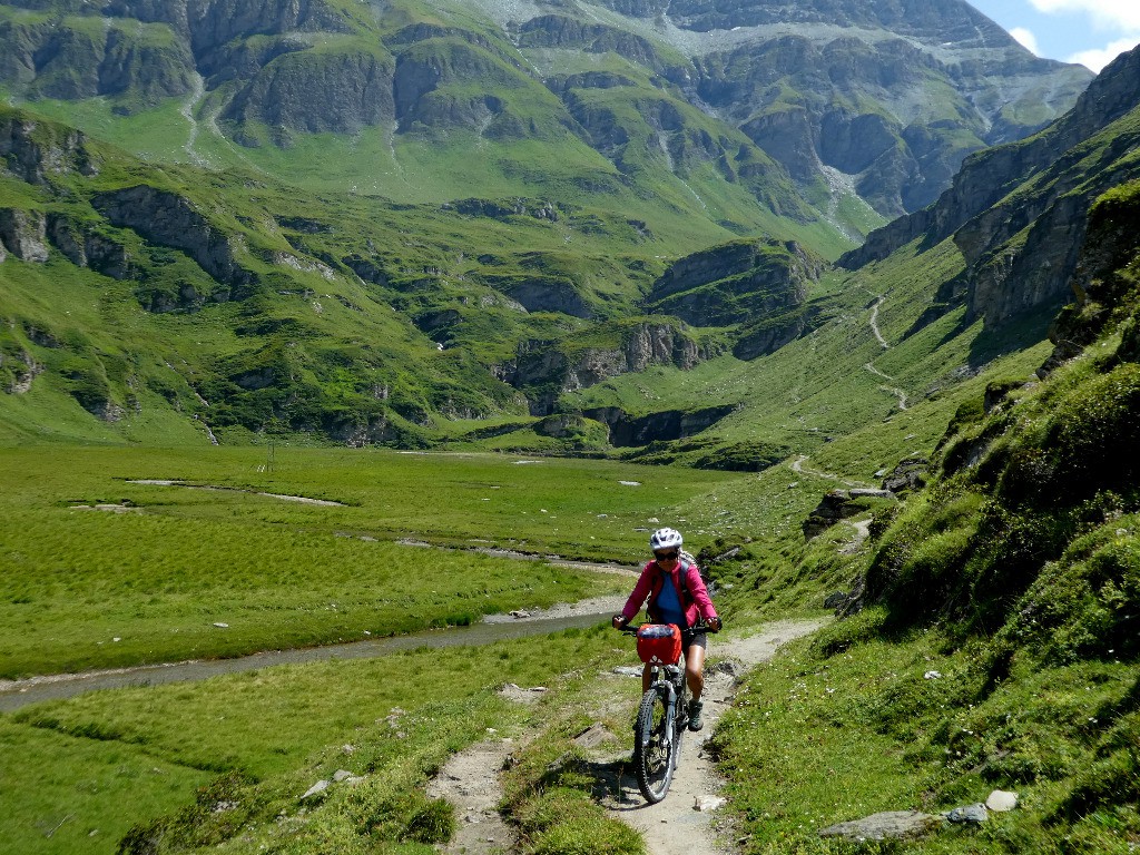 Descente du Tomul pass