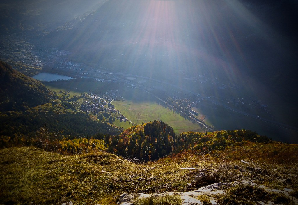 Lac des Illettes et plaine de Luzier.