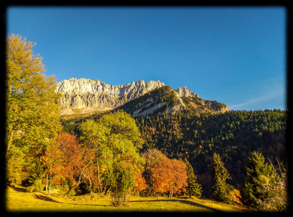 Automne sur le versant occidental de la chaine des Fiz avec,sauf si les montagnes ont bougées:le Colonney,le Sautet,l' Aiguille rouge......