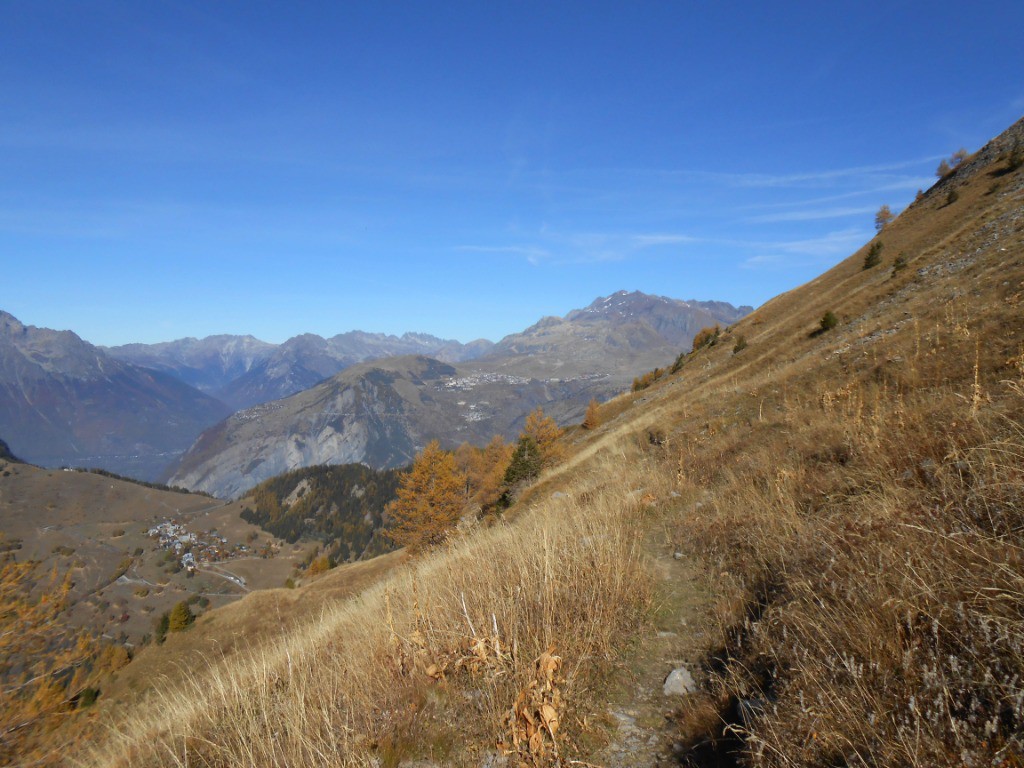 La sente qui rejoint les crêtes de la Croix des Gardes