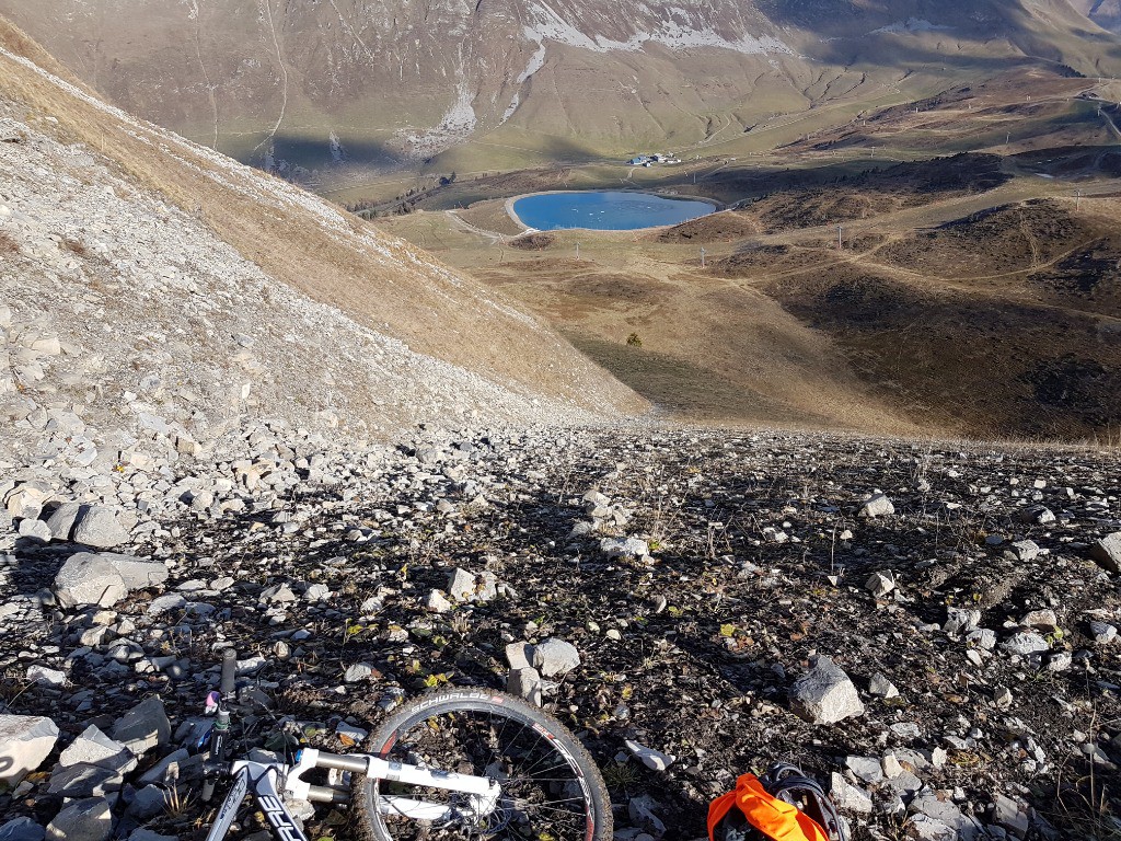 Descente sur la piste de ski, la piste 2000.