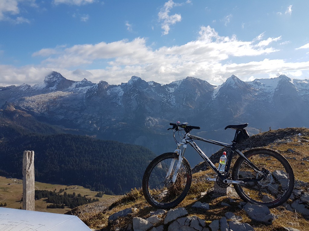 Le Mont Lachat, entre la celle et le cintre, la Combe de la Grande Forclaz.