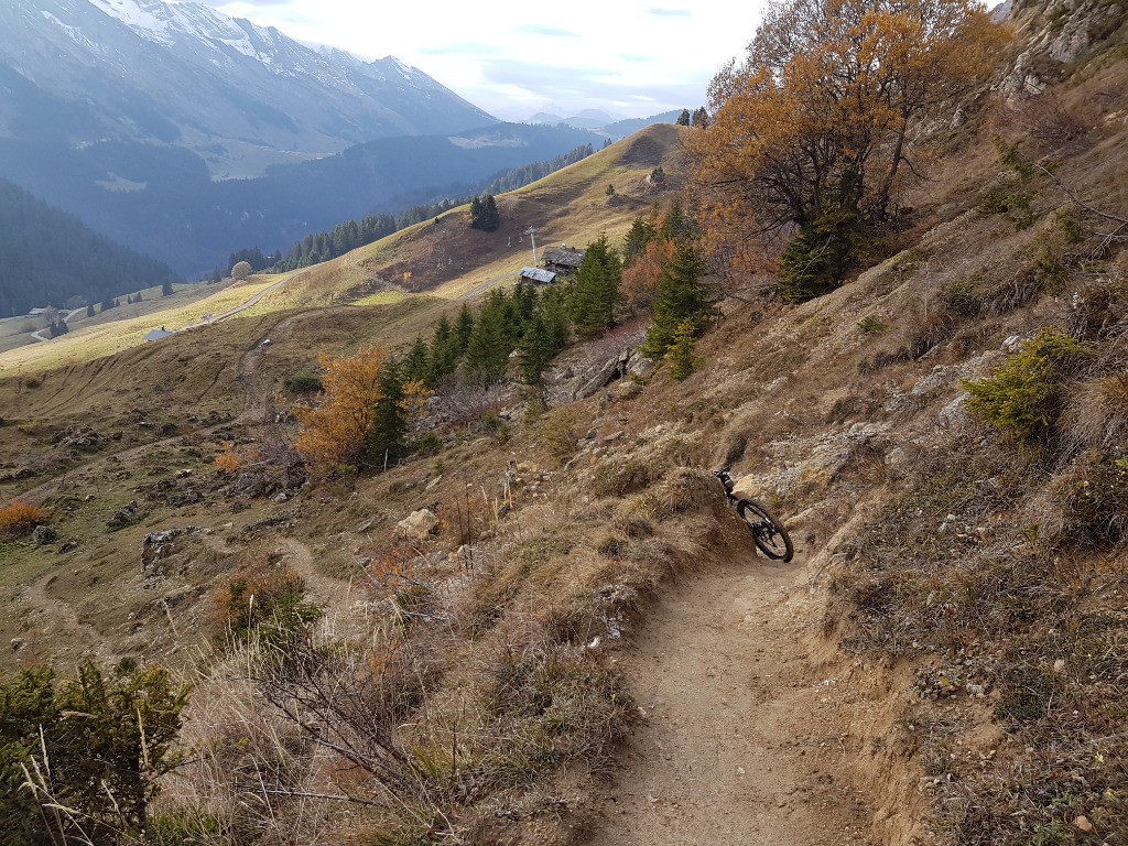 Sentier, La Clef des Annes > Le Vacheret. En contre bas on aperçoit la piste VTT.