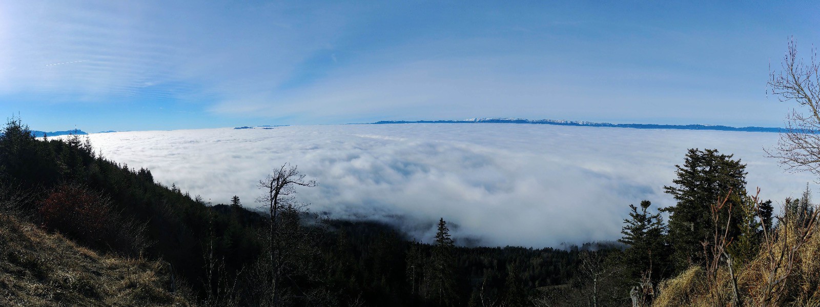 Le léman sous l'énorme mer de nuages