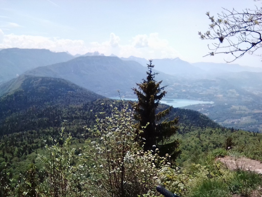 vue sur le lac d'Aiguebette depuis château Richard