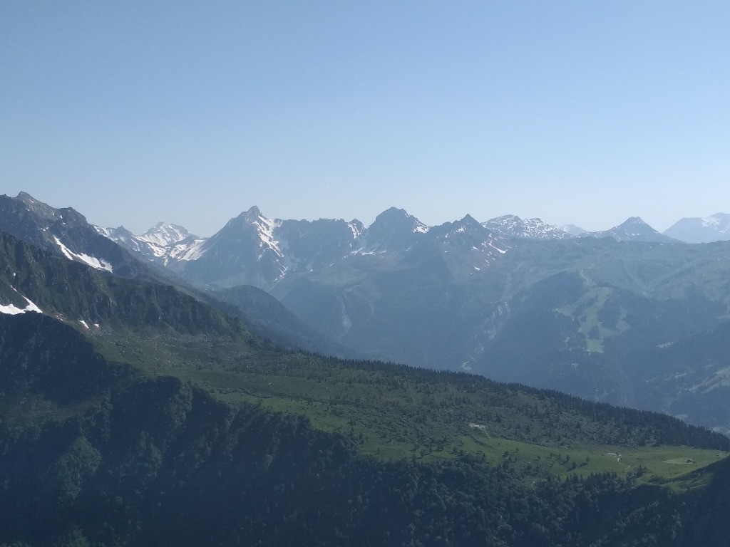 Au loin, Col des Chasseurs, Cicle et Fenêtre, encore un peu de neige...