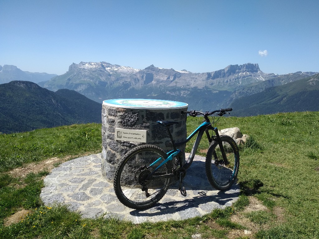 Mont Lachat. Au loin les Fiz et le Désert de Platé. 