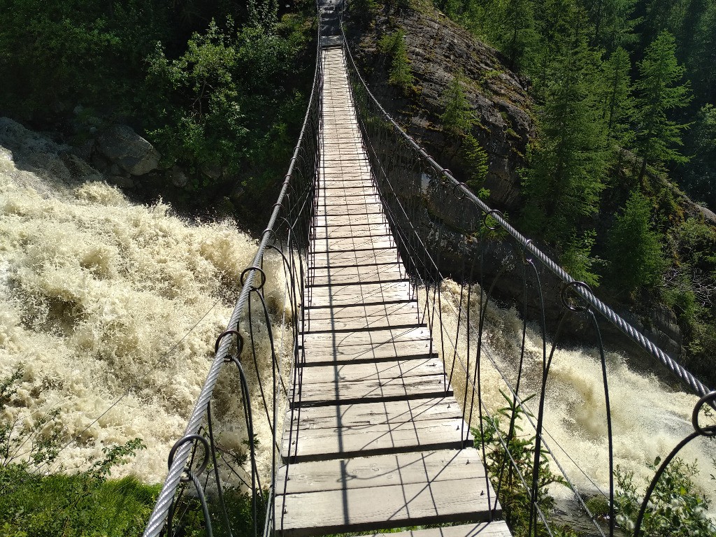 Y a du débit sous la passerelle...