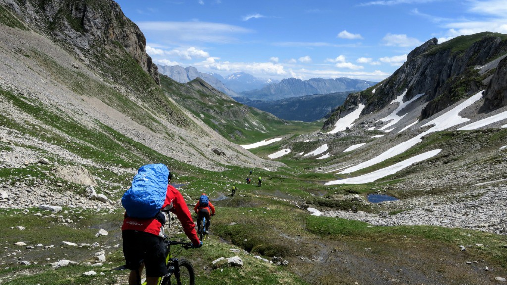 Très beau vallon Est du col des Aiguilles