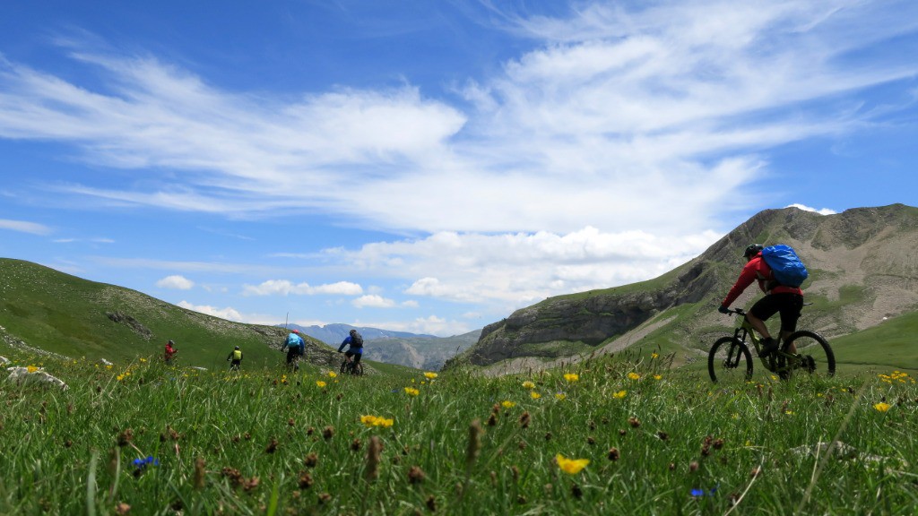 Très beau vallon Est du col des Aiguilles