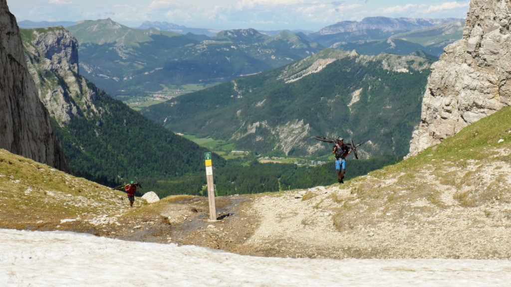 Le portage se termine côté Ouest du col des Aiguilles