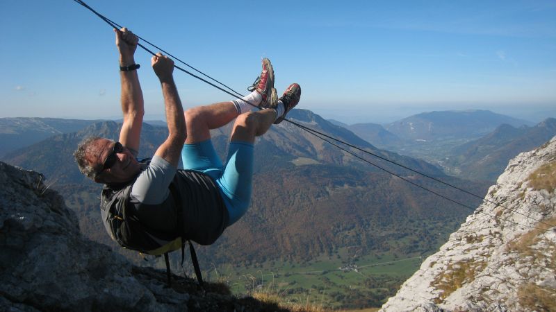 La tyrolienne d'Arclusaz : Voilà comment Marco va aller en haut du sommet ;-)