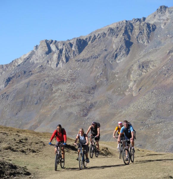 #1 Le groupe à la montée : Tranquille sur la piste roulante Le groupe à la montée : Tranquille sur la piste roulante