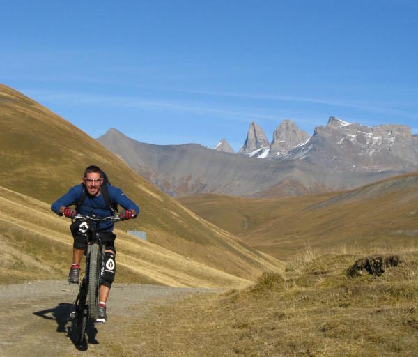 #5 Seb le vois Seb le vois' : Seb' en wheeling sur fond d'Aiguilles d'Arves.
Kéké va !!!