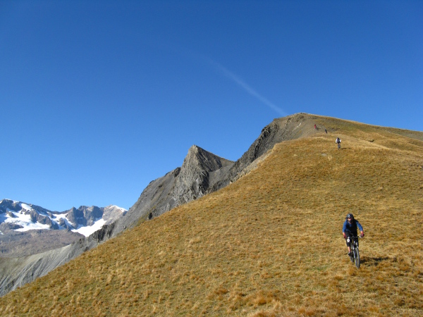 #4 Départ de la descente herbeuse : Seb à l Départ de la descente herbeuse : Seb à l'aise... la troupe fait ce qu'elle peut en arrière plan !!!