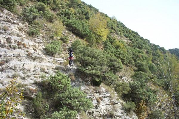 Descente sur Cuous : Technique et expo, cette descente passe tout sur le vélo avec un peu d'attention !