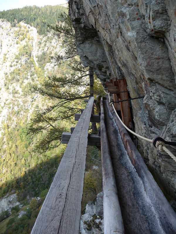 #4 Baltschiedertal : Le bisse de Gorperi. Un beau challenge pour passer sur le vélo. Baltschiedertal : Le bisse de Gorperi. Un beau challenge pour passer sur le vélo.
